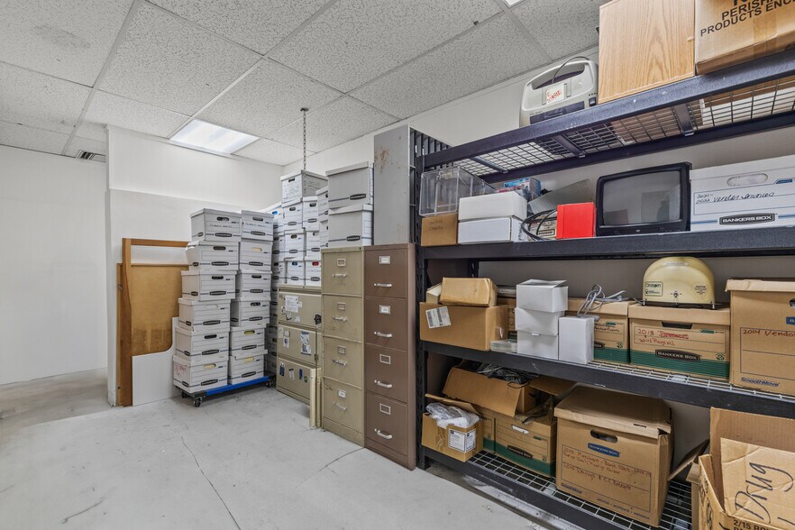 More Photos Of 26055 Bouquet Canyon Rd, Santa Clarita Veterinarian Kennel For Sale