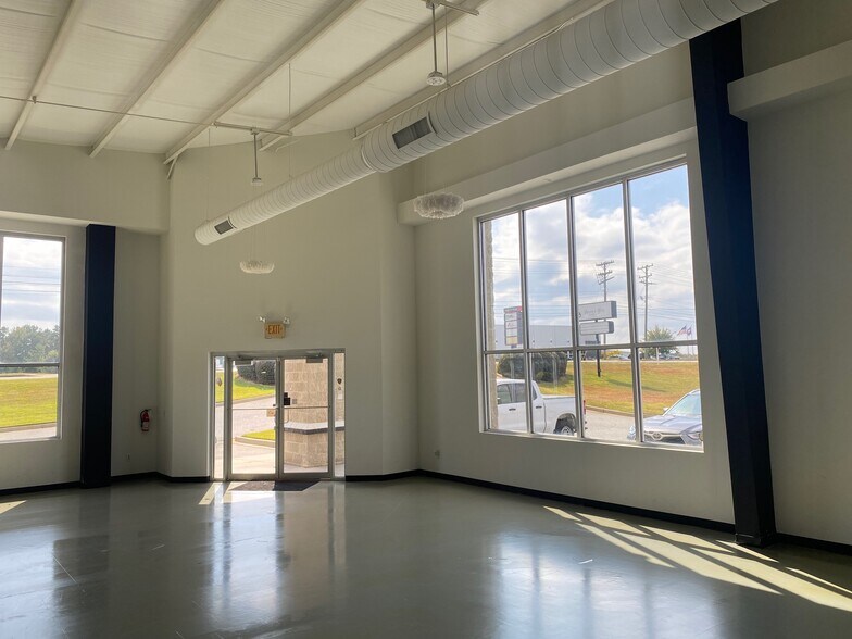 More Photos Of 7641 Pelham Rd, Greenville Freestanding For Lease