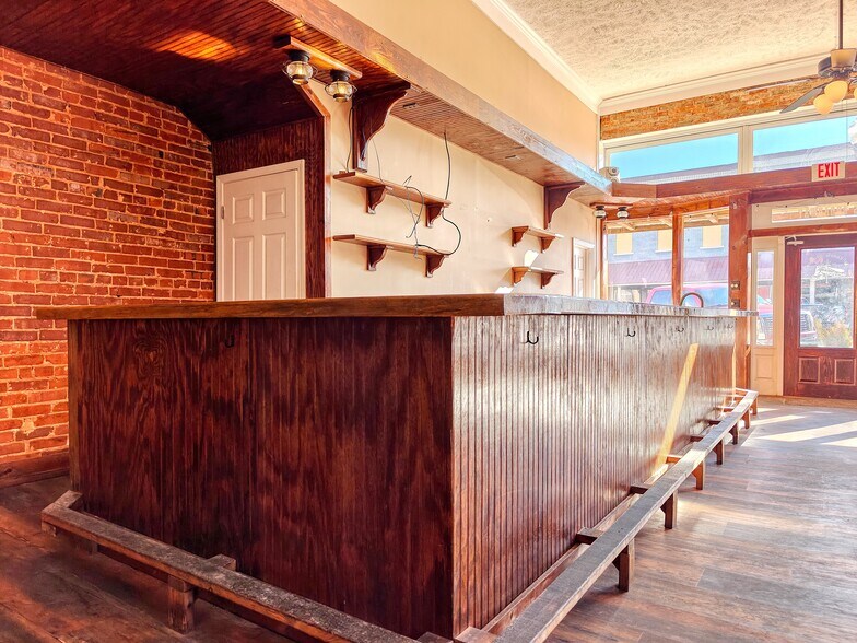 More Photos Of 17 Broadway St, McKenzie Storefront For Sale