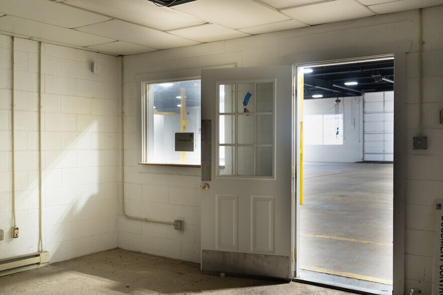 More Photos Of 1918 W Virginia Ave, Crewe Warehouse For Lease