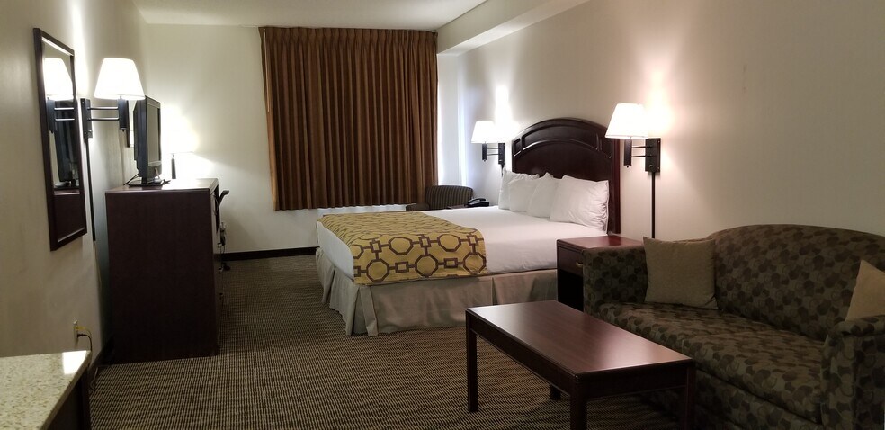 More Photos Of 5015 Ridgeway Dr, Harlan Hotel For Sale
