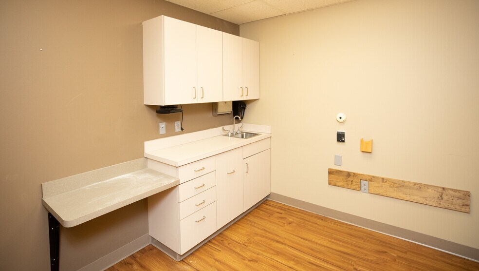 More Photos Of 8550 Marshall Dr, Lenexa Medical For Lease