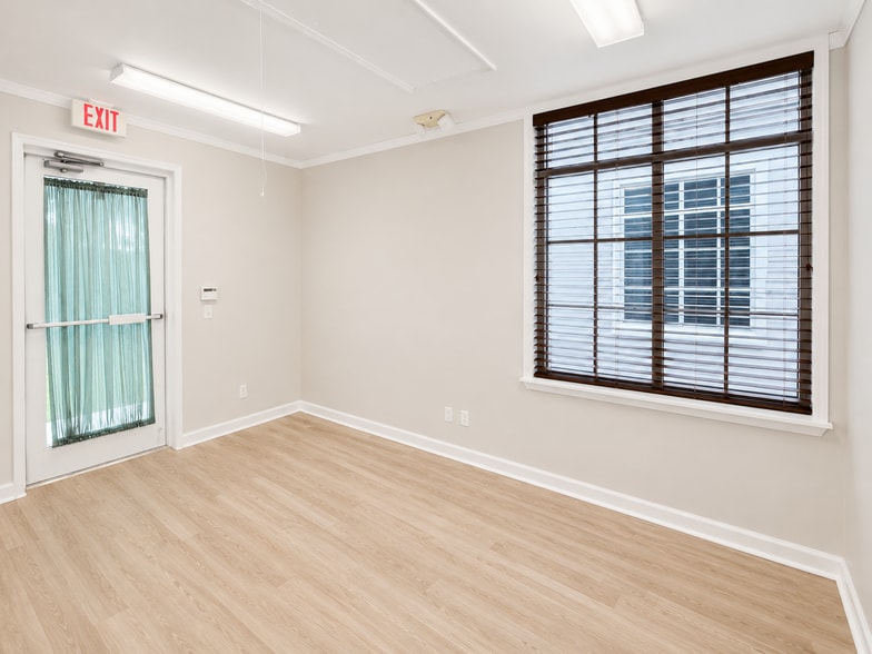More Photos Of 1102 W Indiantown Rd, Jupiter Medical For Sale