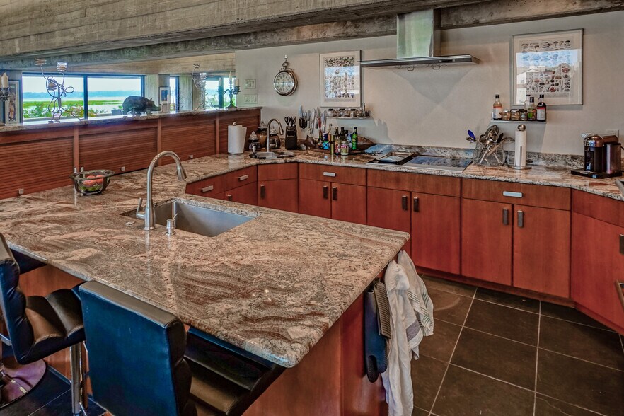 More Photos Of 916 Bay St, Beaufort Office For Sale