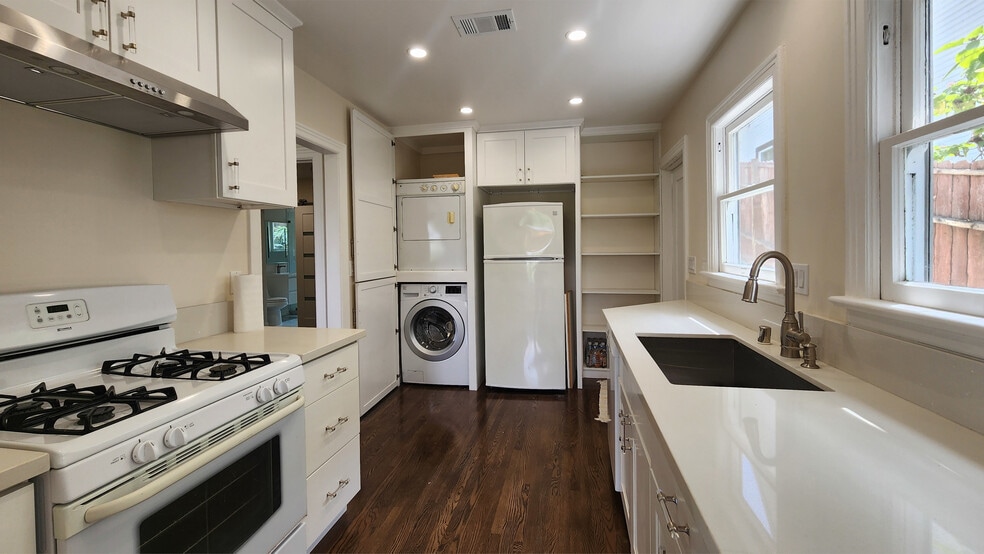 More Photos Of 3331 Hamilton Way, Los Angeles Apartments For Sale