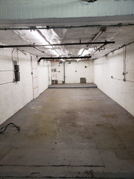 More Photos Of 5 E 12th St, Paterson Showroom For Lease