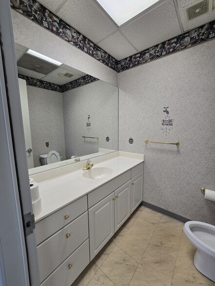 More Photos Of 805 Live Oak Dr, Chesapeake Showroom For Lease