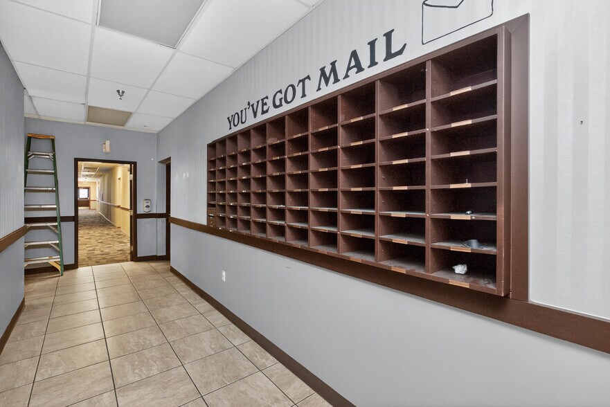 More Photos Of 1017 E 7th St N, Newton Office For Sale