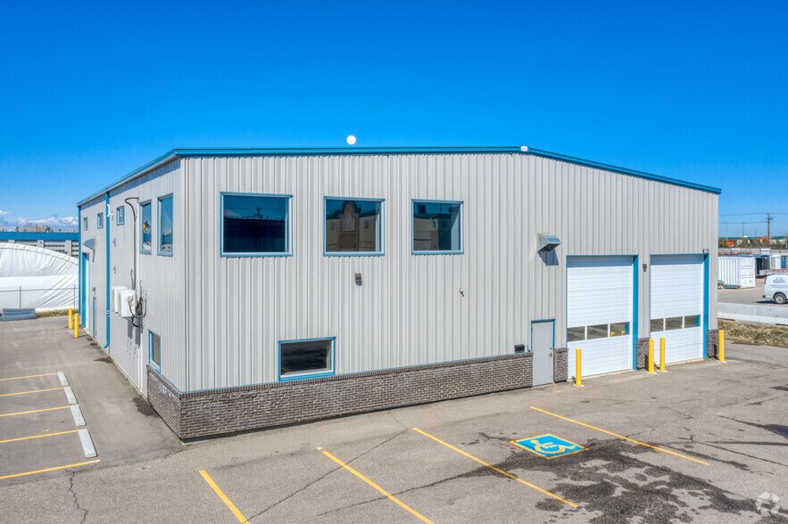 More Photos Of 145 East Lake Blvd NE, Airdrie Warehouse For Sale