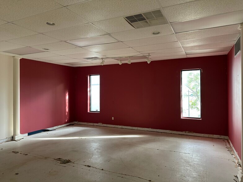 More Photos Of 325 Scarlett Blvd, Oldsmar Warehouse For Sale