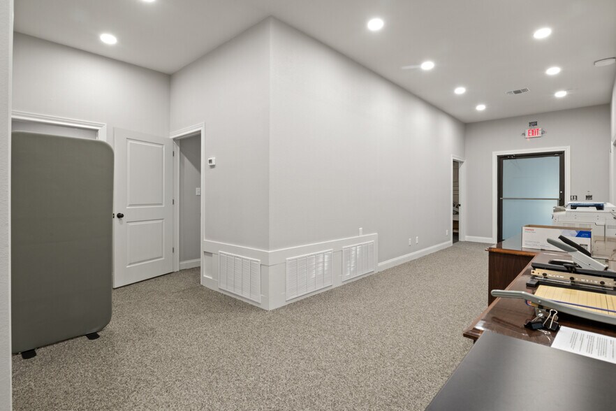 More Photos Of 107 E 11th St, Mount Pleasant Office For Sale
