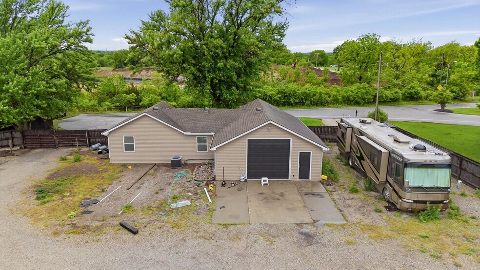 More Photos Of 2450 NW Lowenstein Dr, Lee's Summit Flex For Sale