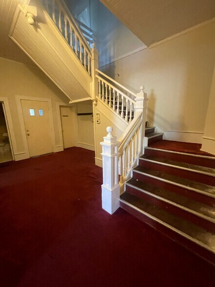 More Photos Of 116 Pine st, Elizabethtown Showroom For Sale