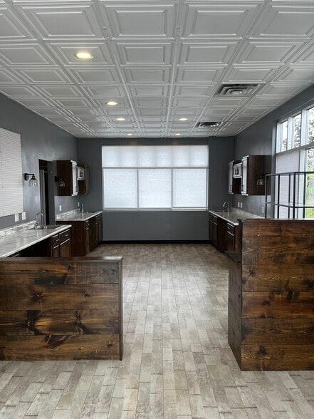More Photos Of 5401-5439 Shoreline Dr, Mound Unknown For Lease