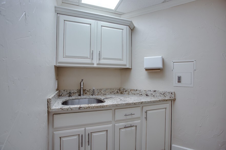 More Photos Of 6824 Wayne Ave, Lubbock Office For Lease