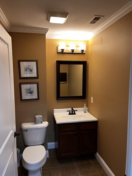 More Photos Of 447 Naubuc Ave, Glastonbury Office For Sale