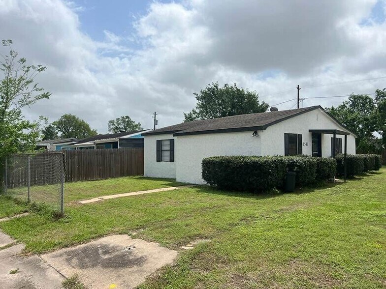 More Photos Of 1501 Mercury Dr, Jacinto City Office For Lease