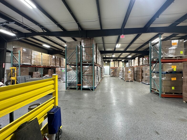 More Photos Of 1717-1721 Oak Dr, Mchenry Manufacturing For Sale