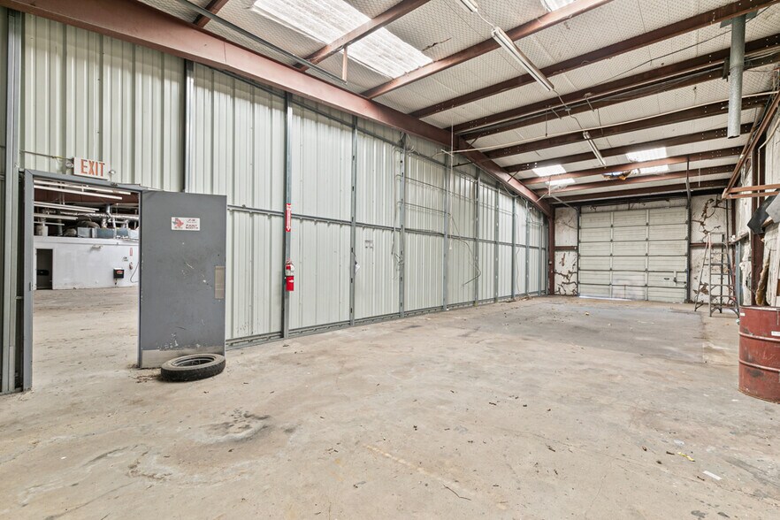 More Photos Of 5878 W US Highway 80, Terrell Showroom For Sale