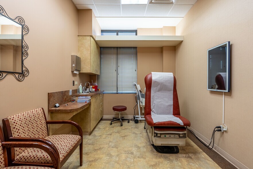 More Photos Of 16105 S La Grange Rd, Orland Park Medical For Lease