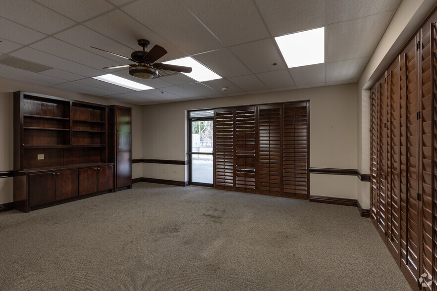 More Photos Of 1626 S Cherry St, Tomball Warehouse For Lease