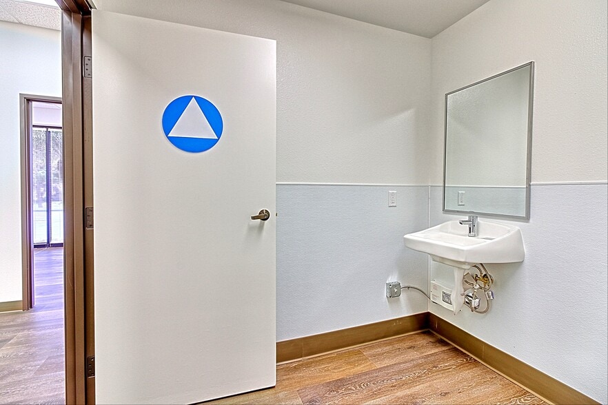 More Photos Of 4483 McGrath St, Ventura Service For Lease