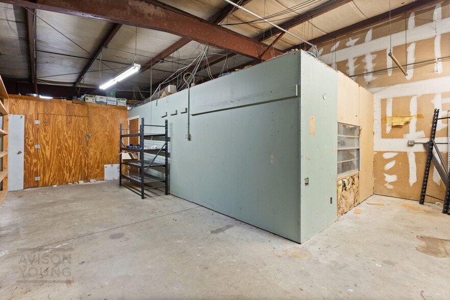 More Photos Of 175 Semoran Commerce Pl, Apopka Light Distribution For Sale