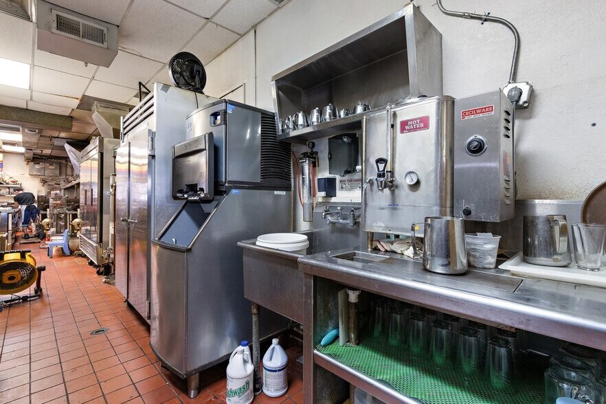 More Photos Of 640-650 W Covell Blvd, Davis Restaurant For Lease
