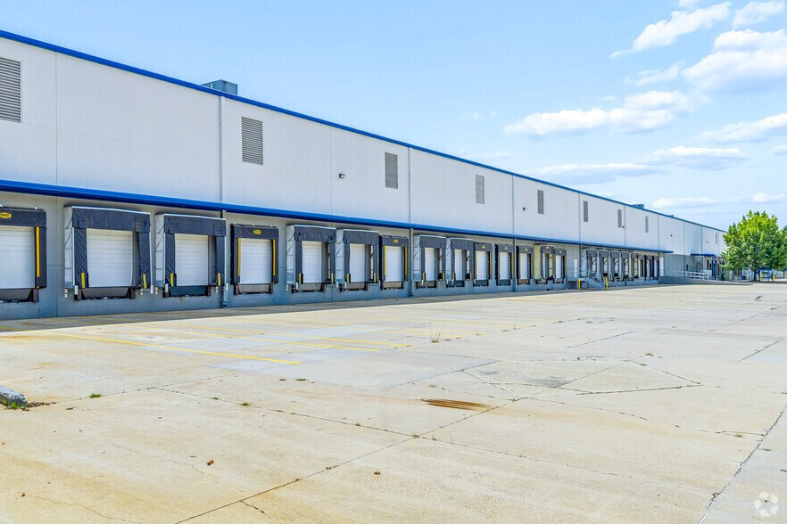 More Photos Of 125 Southside Ct, McDonough Distribution For Lease