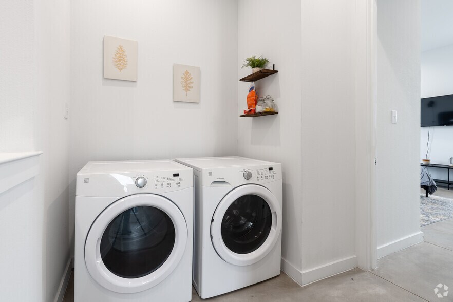 More Photos Of 707 W Commerce St, Dallas Apartments For Sale