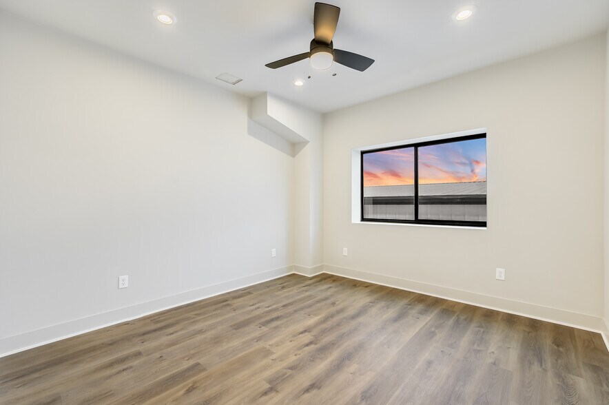 More Photos Of 15210 Fitzhugh Rd, Austin Light Distribution For Lease