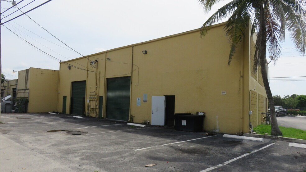 More Photos Of 2001 N Dixie Hwy, Pompano Beach Storefront Retail Office For Lease