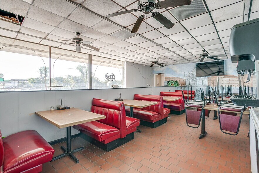 More Photos Of 8901 Jacksboro Hwy, Lakeside Restaurant For Lease