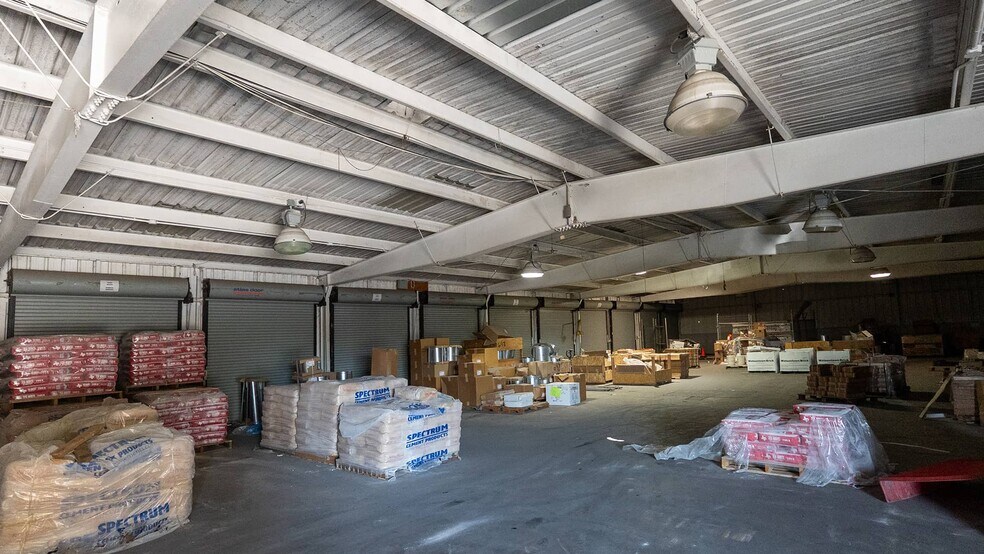 More Photos Of 2900 E Oak Springs Dr, Austin Distribution For Lease