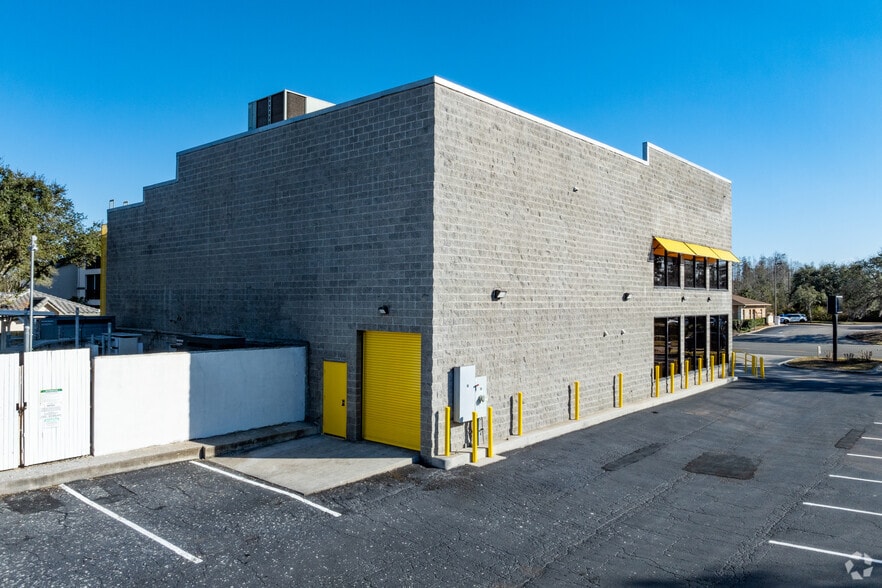 More Photos Of 8904 Regents Park Dr, Tampa Freestanding For Lease