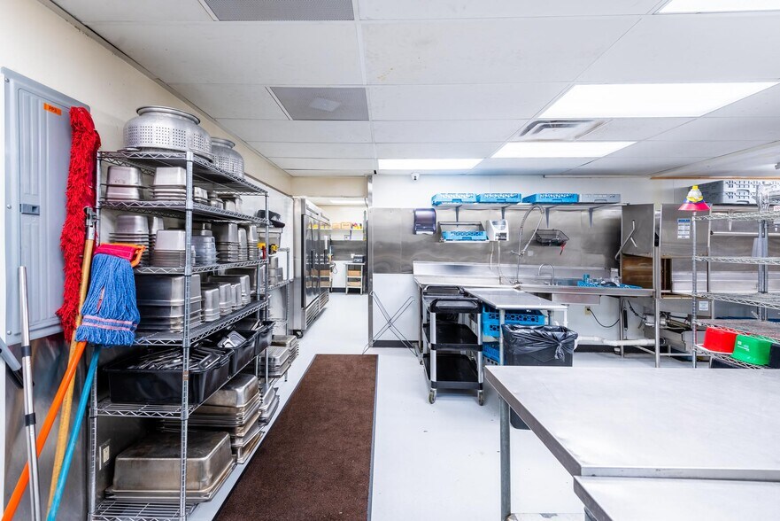 More Photos Of 117 Pine St, Pinedale Restaurant For Sale