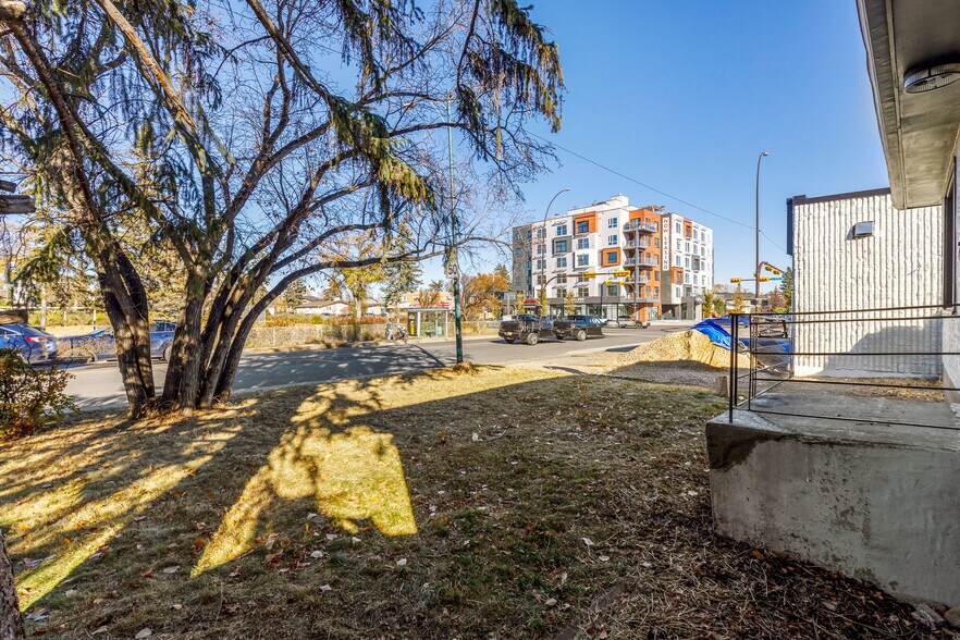 More Photos Of 1507 20 Av NW, Calgary Freestanding For Sale