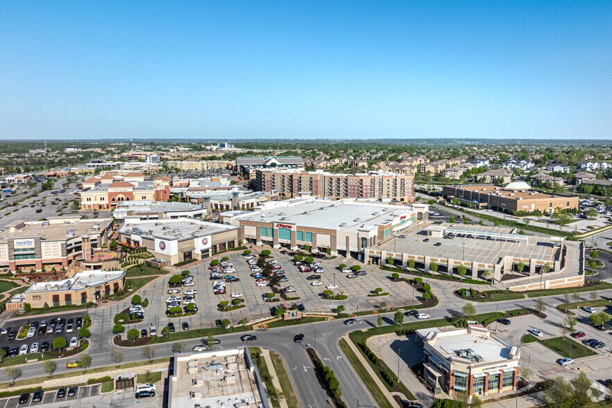 More Photos Of 6903 W 135th St, Overland Park General Retail For Lease