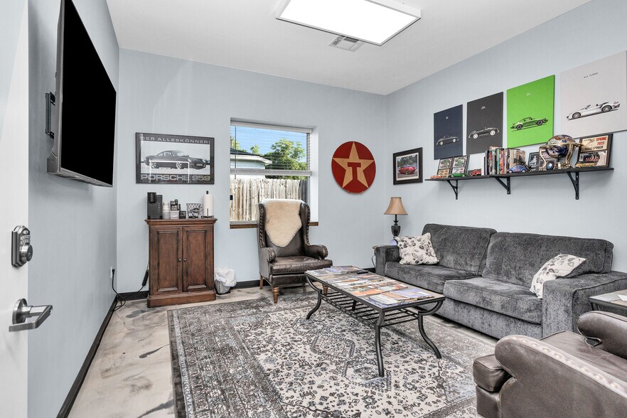 More Photos Of 1308 N Frazier St, Conroe Service For Sale