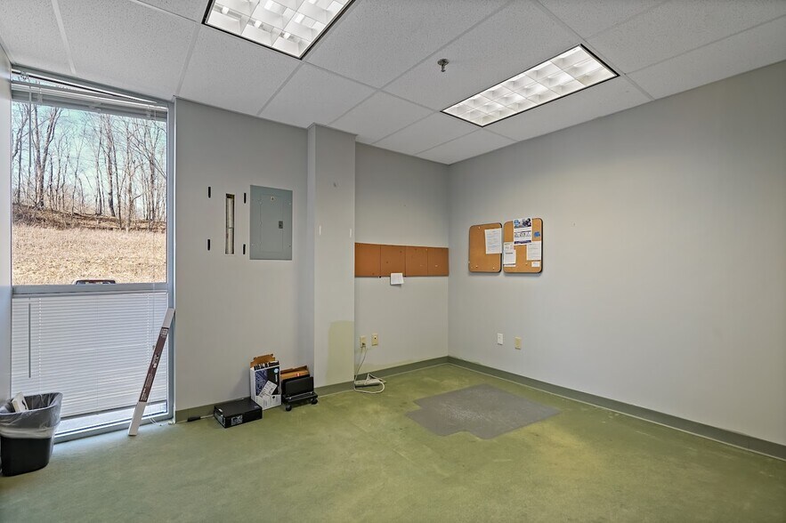 More Photos Of 192 Route 117 by Pass Rd, Bedford Hills Storefront For Lease