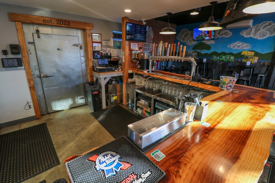 More Photos Of 775 N Front St, Coos Bay Bar For Sale