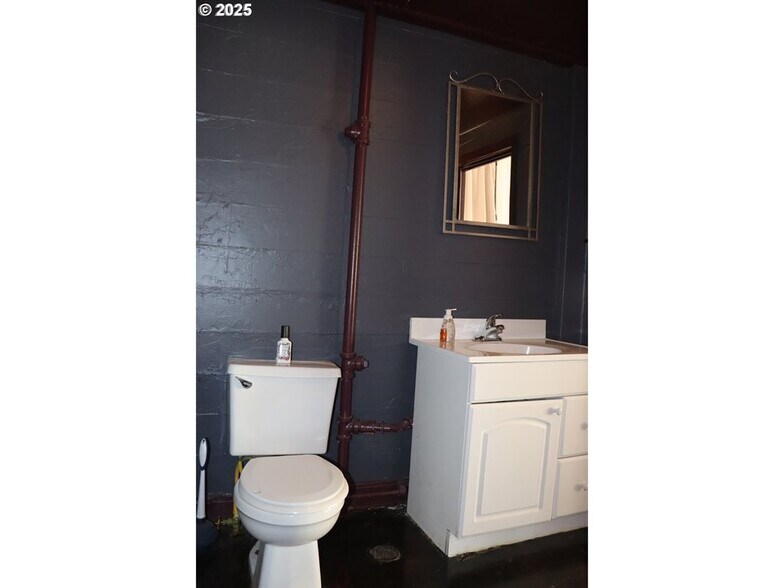 More Photos Of 2820 Broadway St, Baker City Flex For Sale