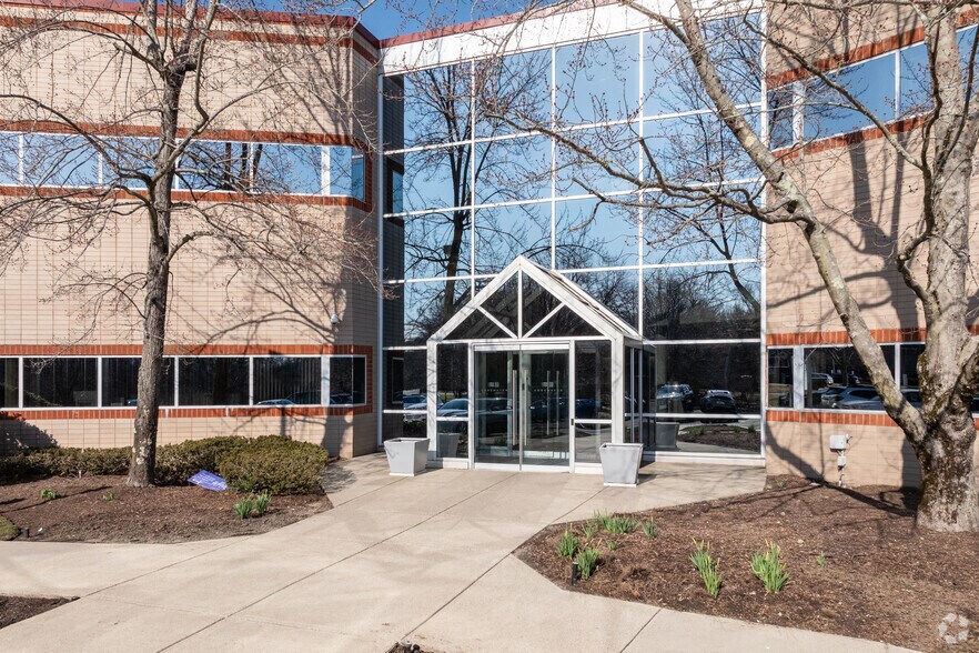 More Photos Of 1 Edgewater Dr, Norwood Office For Lease