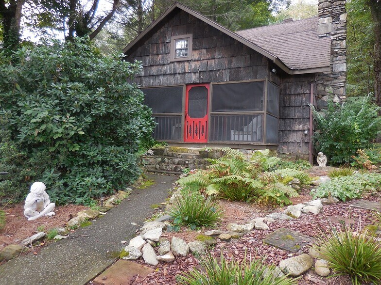 More Photos Of 10884 Nc Highway 105 S, Banner Elk Freestanding For Sale