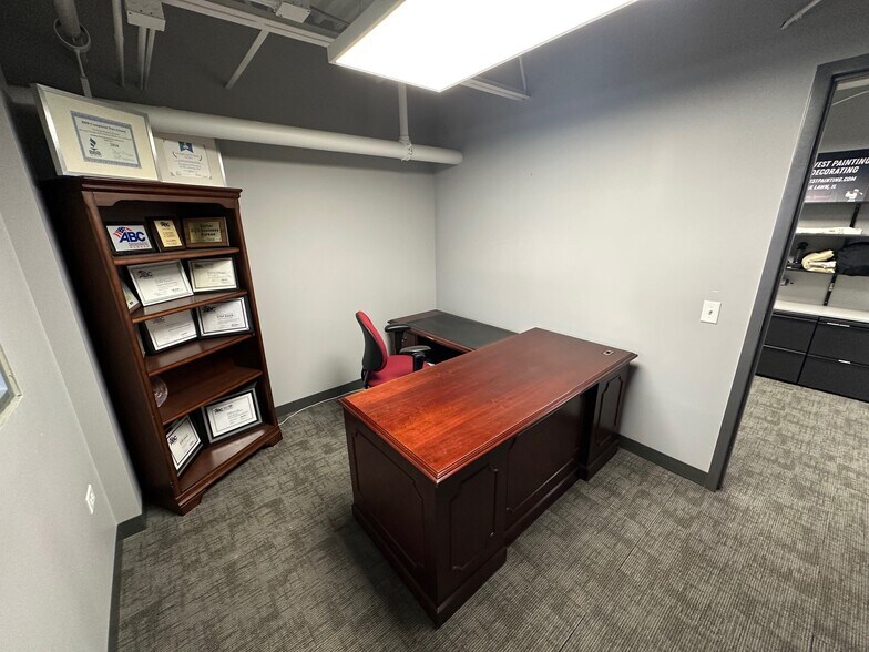 More Photos Of 7615 W 100th Pl, Bridgeview Warehouse For Lease