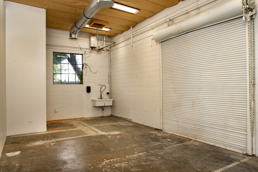 More Photos Of 3641-3645 10th Ave, Los Angeles Showroom For Lease