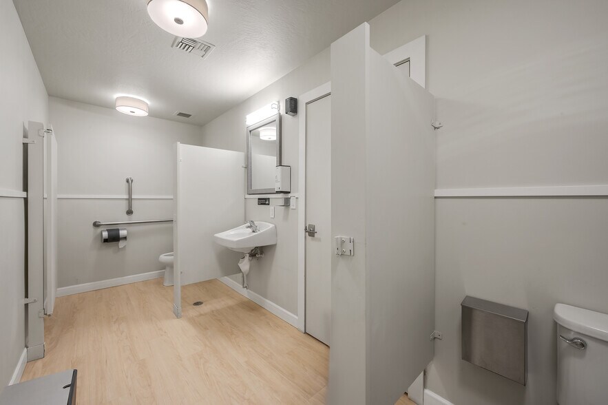 More Photos Of 1520 N Government Way, Coeur d'Alene Showroom For Sale