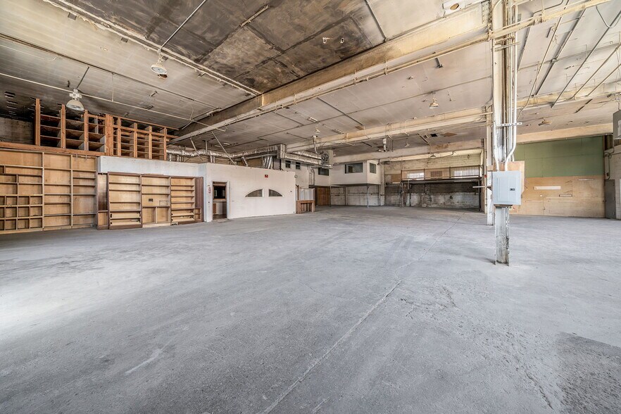More Photos Of 111 Madison Ave, Hempstead Warehouse For Sale
