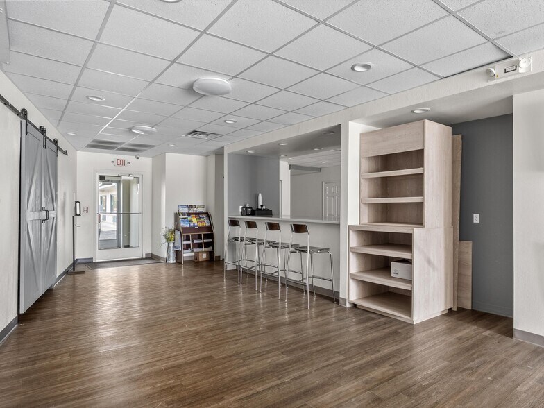 More Photos Of 908 Washington St, Manitowoc Hotel For Sale