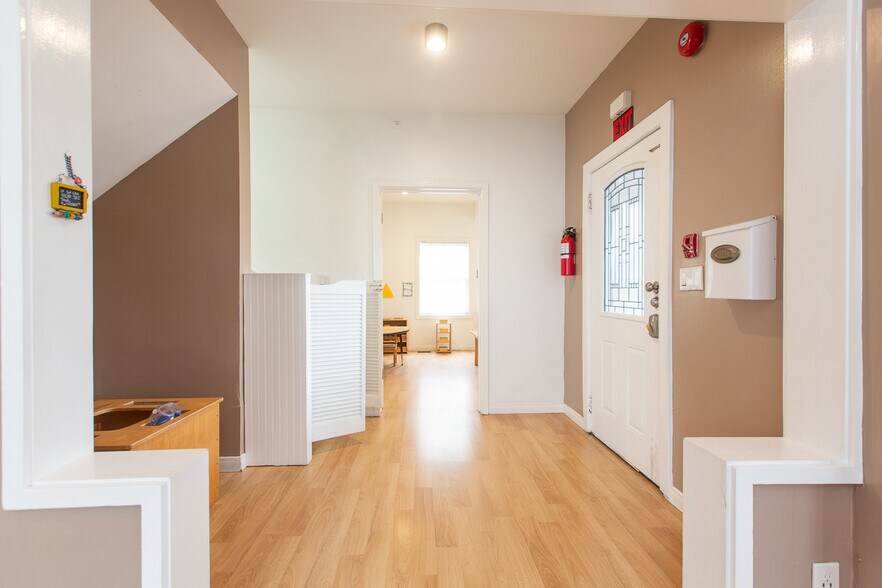 More Photos Of 757 Pier Ave, Santa Monica Office For Sale